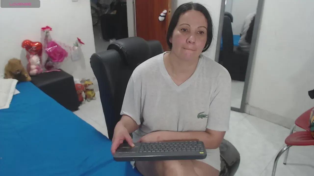 Explore sweet model LauraFoxx LauraFoxx from Cam4