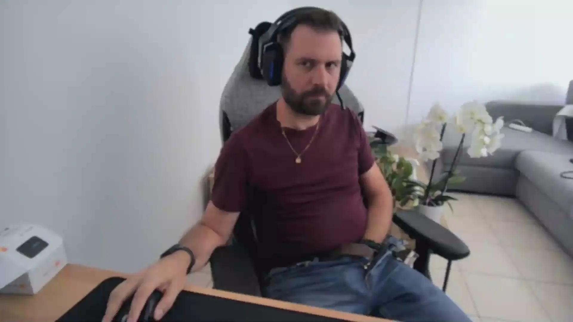 Try Cam4's Moi92160 moi92160 from Cam4