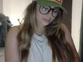 Sweet Inocentekitty wants you to fuck her body now inocentekitty from CamSoda