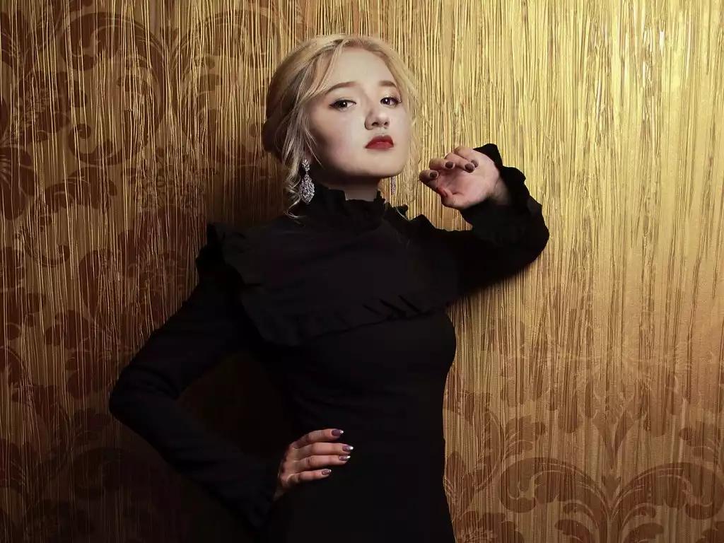 Naked AlicePilgrim wants you to fuck her body now AlicePilgrim from LiveJasmin