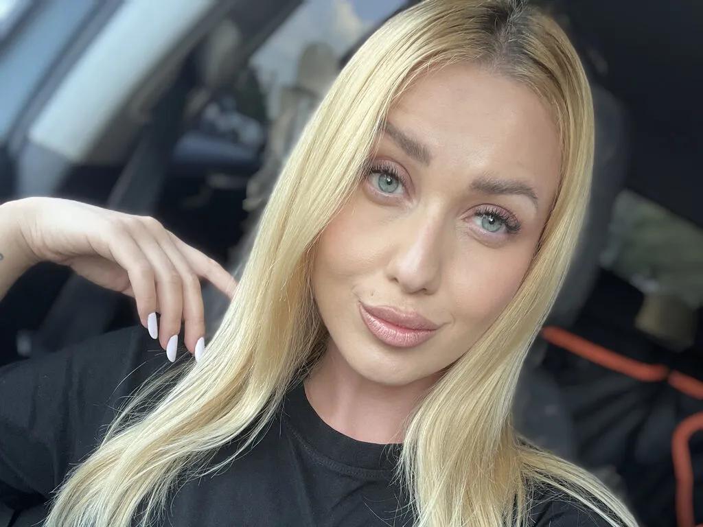 Cute AmaFox wants you to fuck her body now AmaFox from LiveJasmin