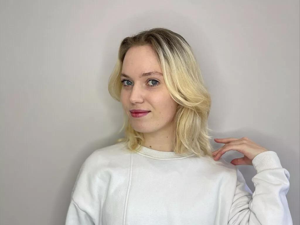 Sweet LynGoodhart wants you to fuck her body now LynGoodhart from LiveJasmin