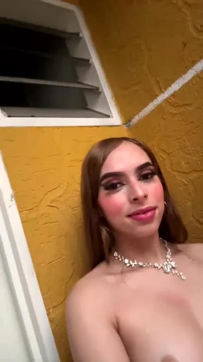 Explore naked slut EhlaVey EhlaVey from Streamray