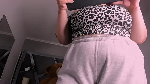 AmberiniHoffman from StripChat