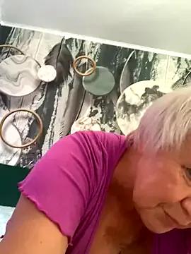 Laura_Millf from StripChat