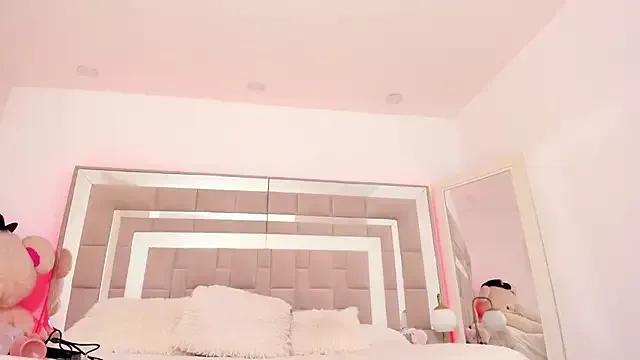 Nicolle_foxy from StripChat