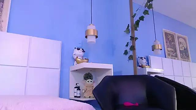 PenelopeBond from StripChat